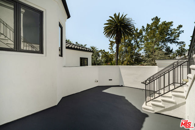 609 21st Place, Santa Monica CA: https://media.crmls.org/mediaz/e27b3ebf-4285-4766-9828-9d12eb8f6a2a.jpg