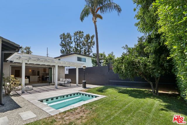 13117 Magnolia Boulevard, Sherman Oaks CA: https://media.crmls.org/mediaz/e27b80b1-ef95-46cf-b040-32d279f3537a.jpg