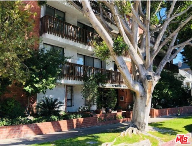 8871 Burton Way, Los Angeles CA: https://media.crmls.org/mediaz/e27c18ae-ace0-4d46-8a7f-024ff7358985.jpg