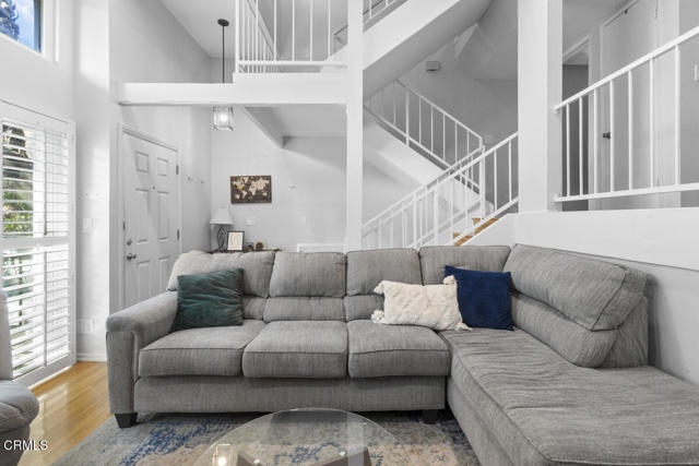Detail Gallery Image 4 of 31 For 13561 Valerio St a,  Van Nuys,  CA 91405 - 3 Beds | 3 Baths