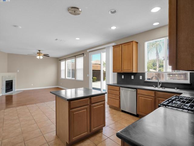 1413 Angus St, Patterson CA: https://media.crmls.org/mediaz/e27c8fe9-2205-41a1-a5df-0b8df1518852.jpg