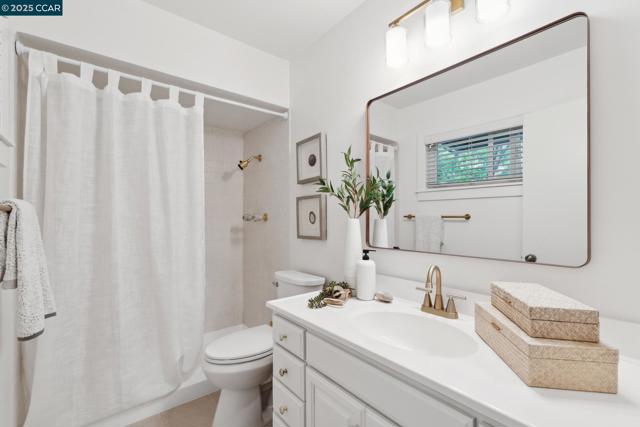 136 Garden Creek Pl, Danville CA: https://media.crmls.org/mediaz/e27cf3ae-e111-49d8-aec7-03525d8e1975.jpg