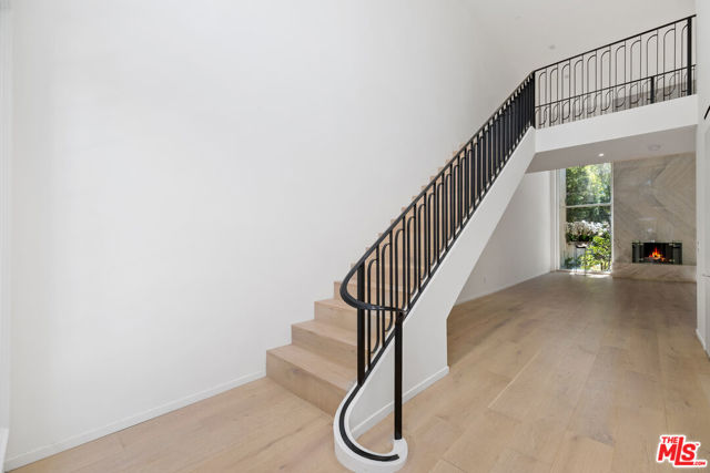 12330 Ridge Circle, Los Angeles CA: https://media.crmls.org/mediaz/e27d19a0-8d8f-4e35-bca4-6eb0e425b866.jpg