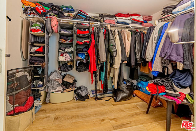 13700 Marina Pointe Drive, Marina del Rey CA: https://media.crmls.org/mediaz/e27e1dce-ee15-4fa7-9959-b9b9c59b428e.jpg