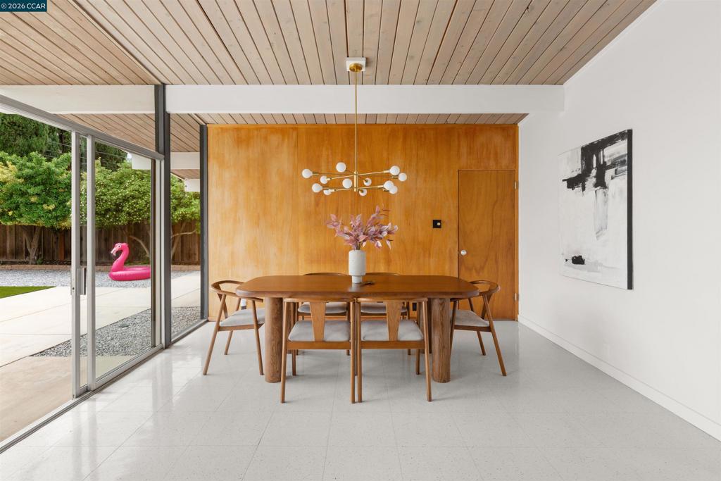 https://media.crmls.org/mediaz/e27e345c-780b-4089-a046-57ca41ffb6e6.jpg?preset=X-Large