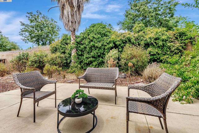 141 Pescara Blvd, Brentwood CA: https://media.crmls.org/mediaz/e27e868a-c74e-4dd6-a95a-d39d88e89e6f.jpg