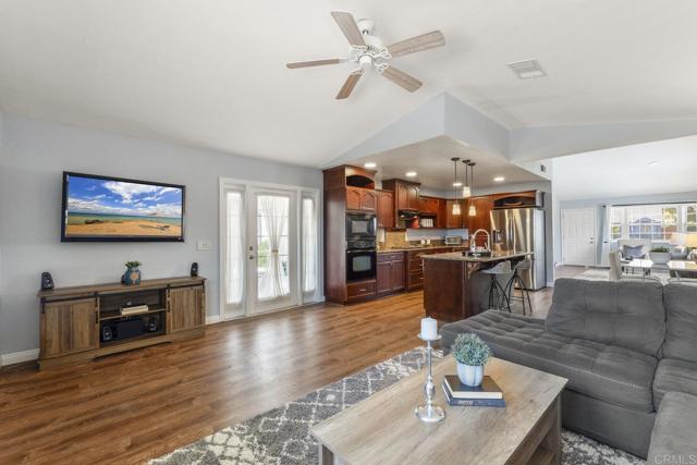 724 Hollowglen Road, Oceanside CA: https://media.crmls.org/mediaz/e27ea938-c623-4caa-b752-38b4a469d52b.jpg