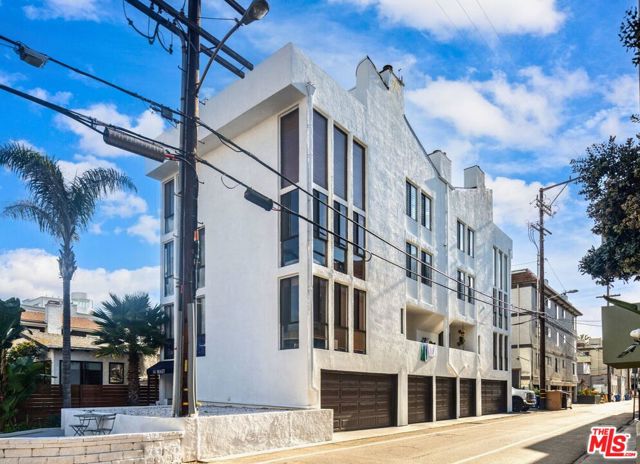 14 Mast Street, Marina del Rey CA: https://media.crmls.org/mediaz/e27ece21-b097-4180-be9d-73a11c3a2da9.jpg