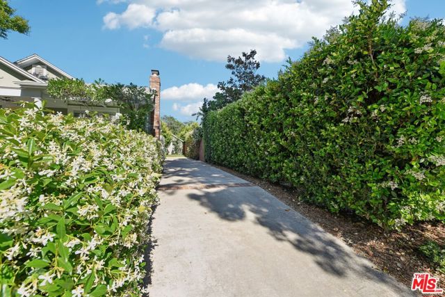 1324 N Orange Grove Avenue, West Hollywood CA: https://media.crmls.org/mediaz/e27f175e-4322-4f69-83d7-9b0af7aab22c.jpg