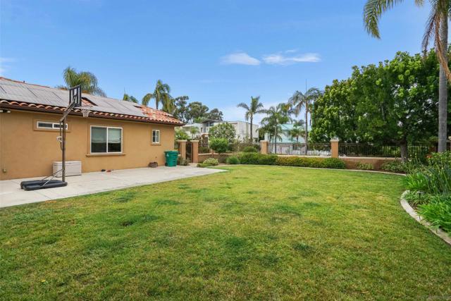 10636 Birch Bluff Ave, San Diego CA: https://media.crmls.org/mediaz/e27f6312-d240-4dba-82f1-2e58c3ab6766.jpg