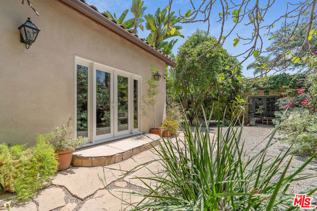 809 S Muirfield Road, Los Angeles CA: https://media.crmls.org/mediaz/e27ff83a-b6c8-4031-a247-68e3a27298f2.jpg