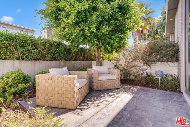 809 Brooks Avenue, Venice CA: https://media.crmls.org/mediaz/e2802485-3b21-49bc-84cc-637b9cd16ee7.jpg