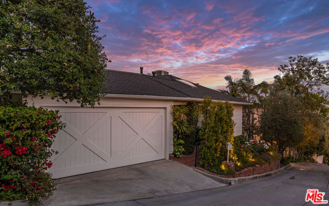 1612 Gilcrest Drive, Beverly Hills CA: https://media.crmls.org/mediaz/e280bed5-ac52-4e96-a01b-c1ff82714021.jpg