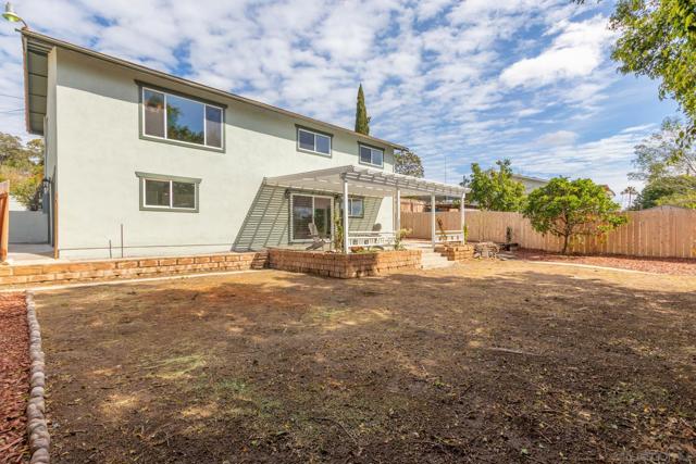 361 E Indian Rock Rd, Vista CA: https://media.crmls.org/mediaz/e280d3a1-69e5-4f88-b9de-2f943d7042b7.jpg