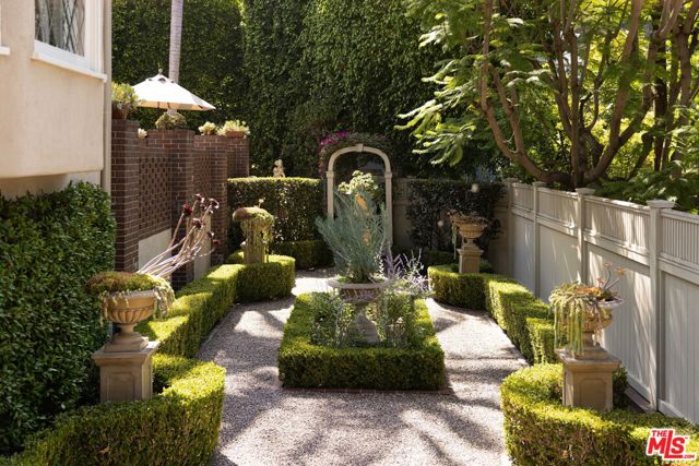 1612 Sunset Plaza Drive, Los Angeles CA: https://media.crmls.org/mediaz/e280f430-7afb-4815-a288-d3b801743c38.jpg