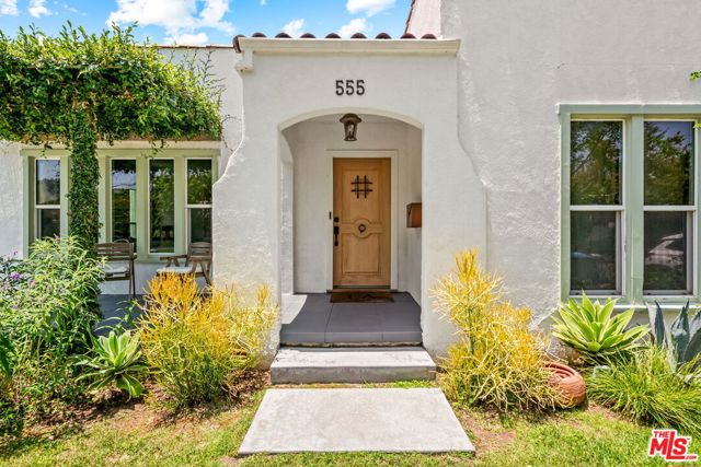 555 N Irving Boulevard, Los Angeles CA: https://media.crmls.org/mediaz/e2813031-d85c-4860-a961-5b71b72269ef.jpg