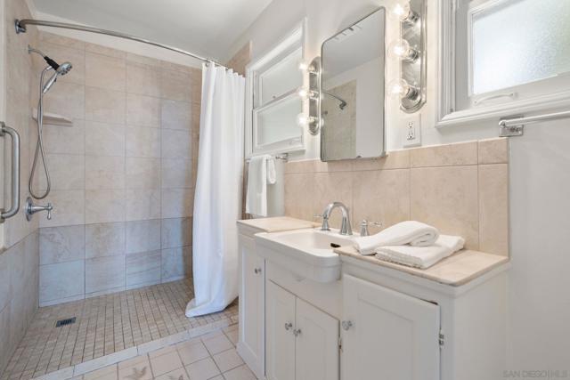 6423 Avenida Cresta, La Jolla CA: https://media.crmls.org/mediaz/e28252c5-8963-45b7-bce8-fe360737f79d.jpg