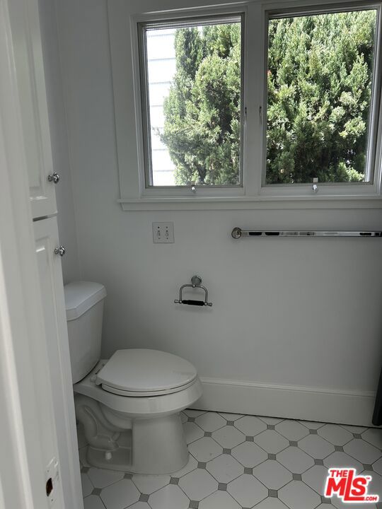 10515 Oaklawn Road, Los Angeles CA: https://media.crmls.org/mediaz/e2826589-2f14-4d5f-bc27-5aad48bd1ebe.jpg