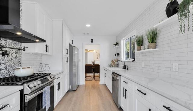 Detail Gallery Image 10 of 20 For 1086 Hollygrove Ln, Altadena,  CA 91001 - 4 Beds | 2 Baths