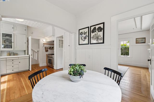 6040 LAWTON AVENUE, Oakland CA: https://media.crmls.org/mediaz/e28473ef-22ba-442e-9cce-dec9ae0c1137.jpg