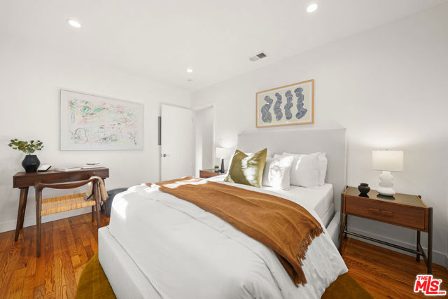 2212 Navy Street, Santa Monica CA: https://media.crmls.org/mediaz/e2847b5a-6b57-46b2-9e7b-b0fbd8726341.jpg
