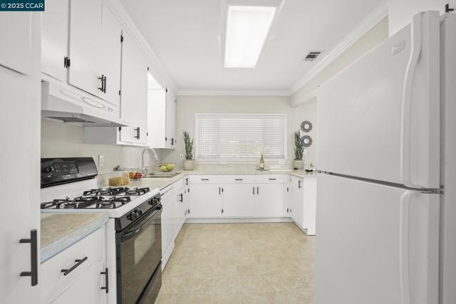 1551 Orange Street, Concord CA: https://media.crmls.org/mediaz/e2849b05-37fd-4be0-9af4-167c9a119356.jpg