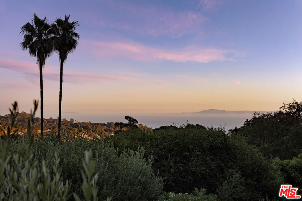 https://media.crmls.org/mediaz/e284d4e0-1ede-423b-9efd-1059f32a342b.jpg?preset=X-Large
