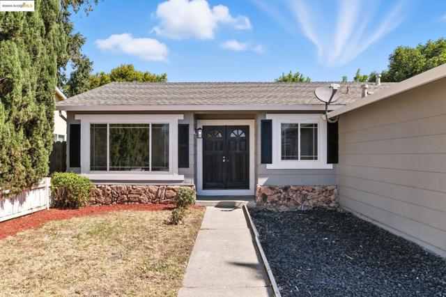 96 Coral Ln, Suisun City CA: https://media.crmls.org/mediaz/e285e53f-a964-4f55-a7a9-b917fbb68605.jpg