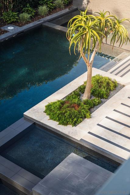 8070 La Jolla Scenic Dr N, La Jolla CA: https://media.crmls.org/mediaz/e2861c80-f20a-4608-8730-fae376f972eb.jpg