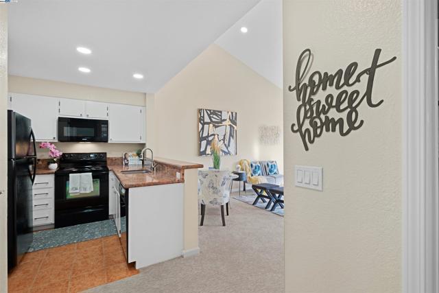 39219 Guardino Dr, Fremont CA: https://media.crmls.org/mediaz/e286548d-f7a7-4a38-bc3b-a165c2bc67e3.jpg