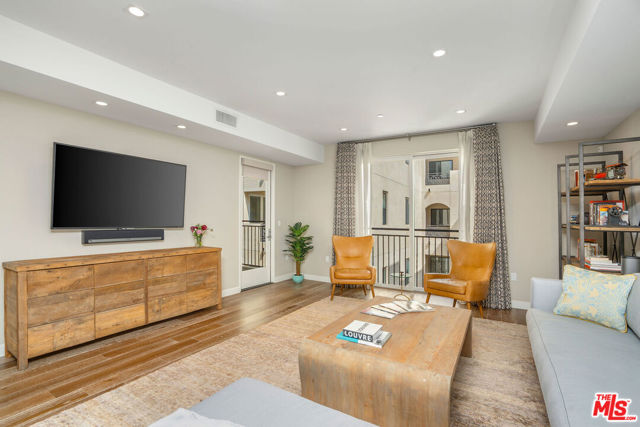 441 S Barrington Avenue, Los Angeles CA: https://media.crmls.org/mediaz/e2869c77-a883-453d-8c15-e4829b227b7a.jpg