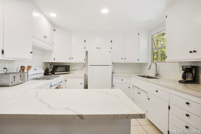 8365 Lake Adlon DR, San Diego CA: https://media.crmls.org/mediaz/e287fc02-4b59-468e-a853-cbef9d526e85.jpg