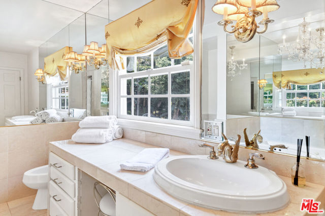 1148 COLDWATER CANYON Drive, Beverly Hills CA: https://media.crmls.org/mediaz/e2888fb8-6289-43b6-9855-eba40f07bf08.jpg
