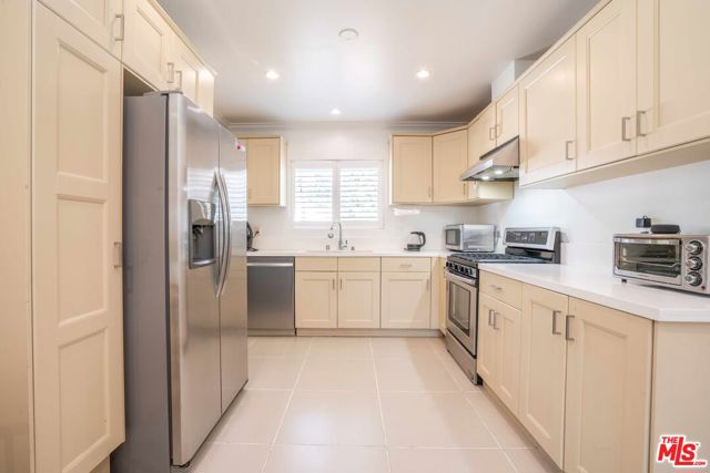 17507 Emelita Street photo 8