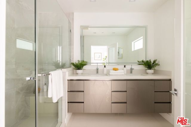 1124 Summit Drive, Beverly Hills CA: https://media.crmls.org/mediaz/e28961da-b4c8-433d-a89b-72dcc7c74108.jpg