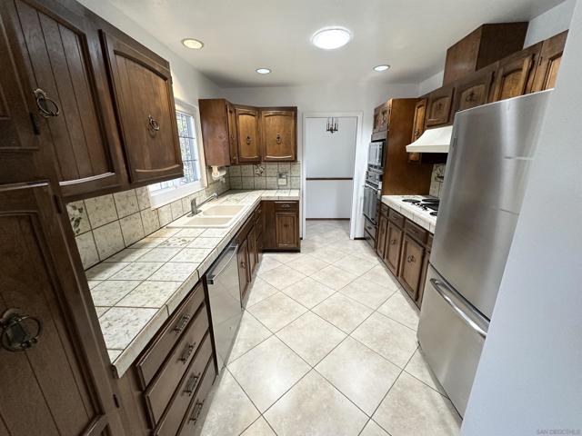 4371 Logrono Dr., San Diego CA: https://media.crmls.org/mediaz/e28993cd-0128-4a8f-887b-869f05ca5e1a.jpg