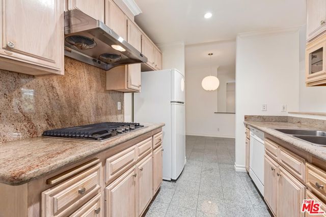 211 CALIFORNIA Avenue, Santa Monica CA: https://media.crmls.org/mediaz/e289a26c-73d0-476d-bd03-18ba79074a39.jpg