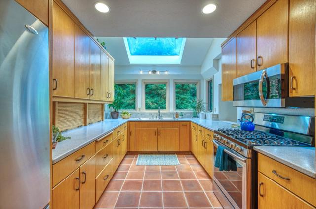 9013 Rhodes Avenue, Aptos CA: https://media.crmls.org/mediaz/e289e8c6-8e13-4ee8-bb80-bca44aa44b21.jpg