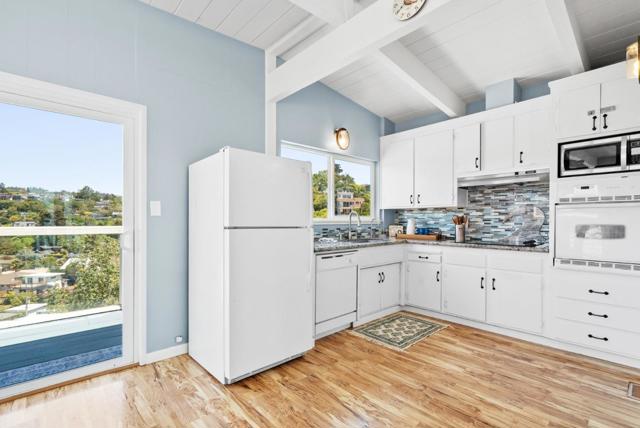 247 Rio Del Mar Boulevard, Aptos CA: https://media.crmls.org/mediaz/e28ae449-4ea7-4b61-98a3-ce701d3e2f78.jpg