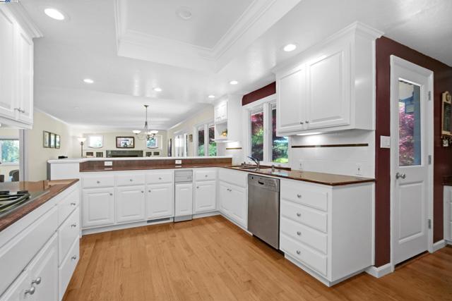 8700 Oak Tree Ln, Castro Valley CA: https://media.crmls.org/mediaz/e28b46cc-5dfe-4bb4-81cf-fa2b8f90b62e.jpg