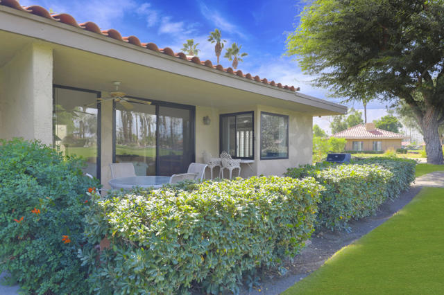17 La Cerra Circle, Rancho Mirage CA: https://media.crmls.org/mediaz/e28bd9c1-6c43-4181-bedc-a82ae4f1df90.jpg