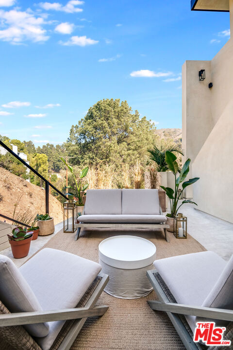 2407 San Marco Drive, Los Angeles CA: https://media.crmls.org/mediaz/e28c6240-e286-4e26-83a7-5aedbefff6c3.jpg