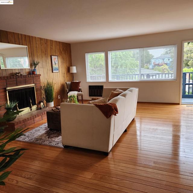 3312 Wisconsin St, Oakland CA: https://media.crmls.org/mediaz/e28cc6eb-205e-4d2f-bebe-c41ed883e8f7.jpg