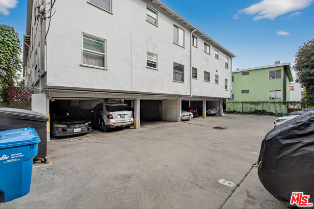 1429 Havenhurst Drive, West Hollywood CA: https://media.crmls.org/mediaz/e28ce8f6-2777-4582-950d-11f171a1ee24.jpg