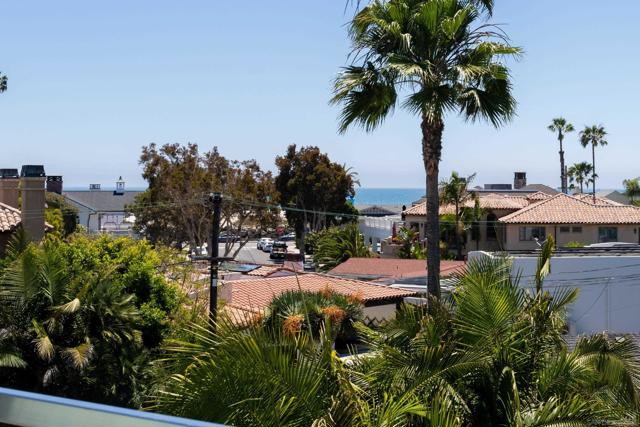 1040 Pine St, Coronado CA: https://media.crmls.org/mediaz/e28ef3dc-381d-4e44-a4ec-a4a634e35e78.jpg