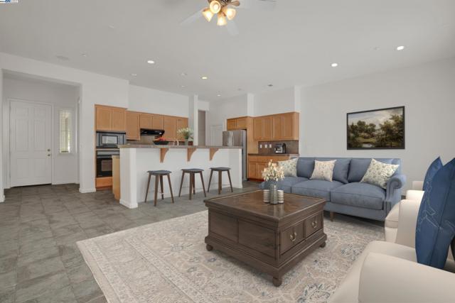 342 Roundhill Dr, Brentwood CA: https://media.crmls.org/mediaz/e2901f07-80e2-4f76-b73c-ae568596145d.jpg