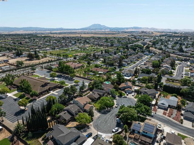 721 Woodmeadow Pl, Oakley CA: https://media.crmls.org/mediaz/e2902a90-9d86-4410-be27-0bd4101190d5.jpg