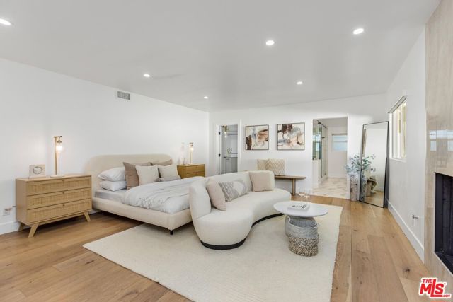 5200 Del Moreno Drive, Woodland Hills CA: https://media.crmls.org/mediaz/e2904e67-cbaf-456f-9659-375ecc329ee5.jpg