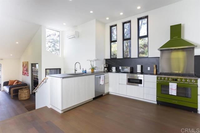 Detail Gallery Image 2 of 14 For 13069 via Lantina, Del Mar,  CA 92014 - 4 Beds | 4/1 Baths
