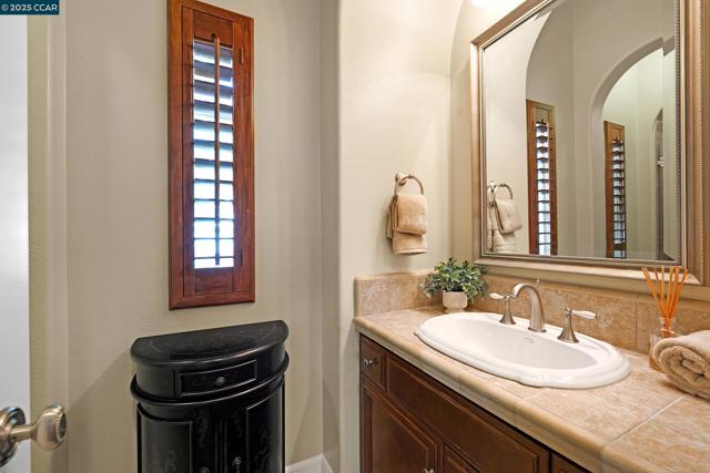 2222 Creekview Pl, Danville CA: https://media.crmls.org/mediaz/e290c97d-2836-4dd3-8b91-3c0d90765ad6.jpg